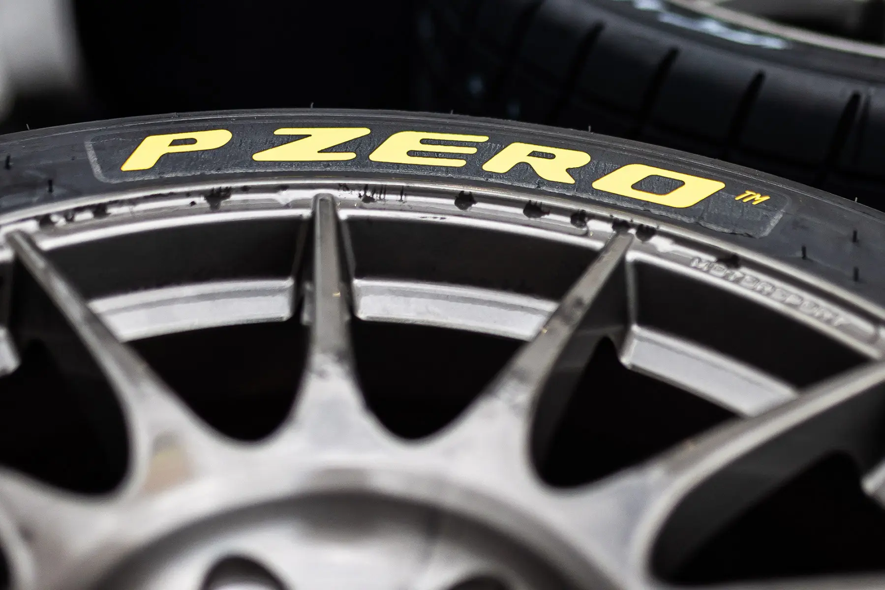 Top Pirelli Tyres for Sports Cars in UAE (2025 Buyer’s Guide)