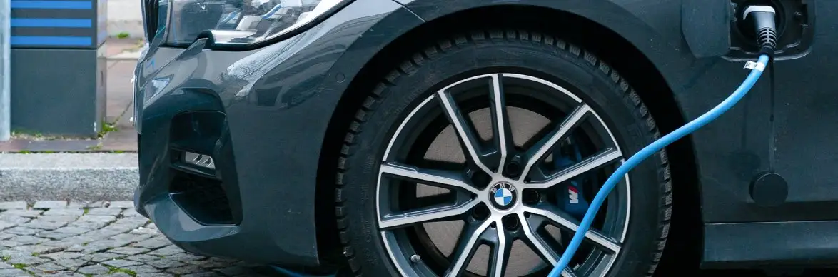 Power Up Your Ride: Choosing the Best All-Season Tyres for Your Electric Vehicle in the UAE